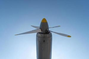 elica dell'aeroplano di aerei militari, spazio di copia. fondo soleggiato del cielo blu. foto