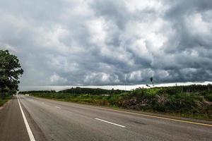 un' spaventoso nube formato prima il intenso pioggia. foto