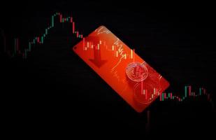 bitcoin criptovaluta in smartphone. mercato rosso. foto