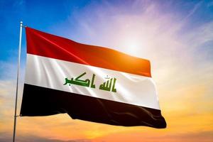 Iraq nazionale bandiera agitando nel bellissimo nuvole. foto