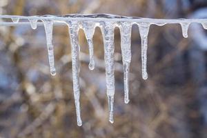 ghirlanda a partire dal ghiaccioli su un' corda nel inverno. foto