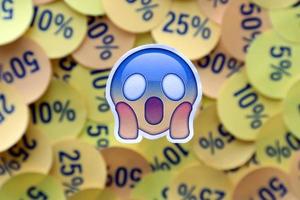 ternopil, Ucraina - Maggio 8, 2022 shock emoji etichetta su grande quantità di giallo adesivi con percentuale valori per nero Venerdì o informatica Lunedi foto