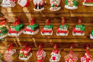 Natale albero decorazione sele. assortimento di giocattoli per Natale albero. Natale mercato. interno design foto