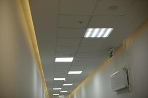 lampade nel corridoio. leggero su soffitto. dettagli di ufficio costruzione. foto