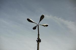 quattro lampade su polo. illuminazione infisso di vecchio genere. foto