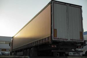 camion è parcheggiata nel parcheggio quantità. camion parcheggiata nel città. tenda su grande trailer. foto