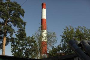 rosso industriale tubo. tubo fabbrica. dettagli di industriale facilità. foto