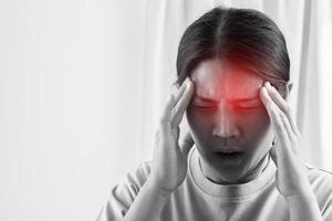 mal di testa può avere un sottostante causa, come come insufficiente dormire, scorretto occhiali, fatica, udito forte rumori. foto
