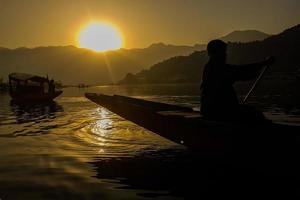 alba al lago dal, kashmir. foto