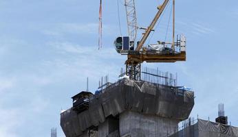 Torre costruzione gru nel tetto edificio costruzione luogo foto