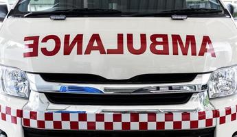 Messaggio ambulanza nel davanti ambulanza furgone foto