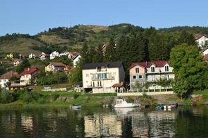 Visualizza di il città di visegrad nel bosnia e erzegovina e il drina fiume foto