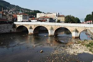 pietra ponte al di sopra di il miliatska fiume. sarajevo. bosnia e erzegovina foto
