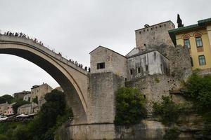 pedone arco ponte al di sopra di il neretva fiume nel mostar, bosnia e erzegovina. foto