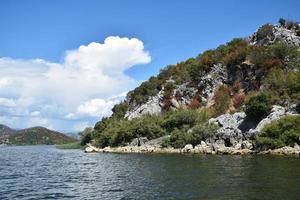 montagne su scadar lago nel montenegro foto