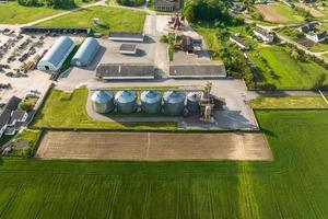 vista aerea su agro silos ascensore per granaio su impianto di produzione agro-industriale per la lavorazione, asciugatura, pulitura e stoccaggio di prodotti agricoli, farina, cereali e grano. foto