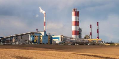 panorama di industriale paesaggio ambientale inquinamento rifiuto di termico energia pianta. grande tubi di chimico industria impresa pianta foto