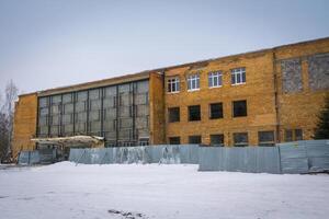 rovinato mattone edificio nel inverno foto