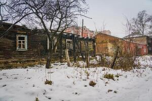 vecchio rotto Casa nel inverno foto