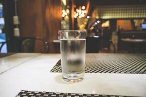 bicchiere d'acqua sul tavolo del ristorante foto