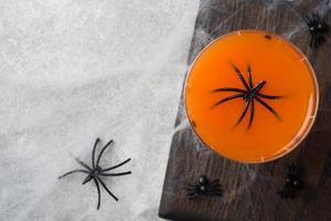 fresco zucca succo. concetto Halloween celebrazione. sfondo di ragno ragnatela. foto