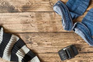 jeans Abiti e Accessori su Marrone legna sfondo foto