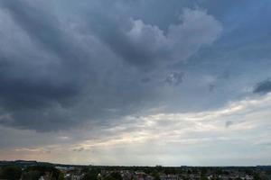 bellissima aereo Visualizza di drammatico nuvole al di sopra di città foto