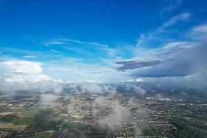 drammatico e magico nuvole al di sopra di città foto