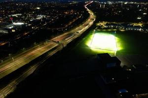 alto angolo Visualizza di Britannico autostrade con traffico. il aereo metraggio di Britannico strade e autostrade a fra m1 giunzione 7 e 9 a tramonto. il metraggio catturato su 09-07-2022 con di droni telecamera foto