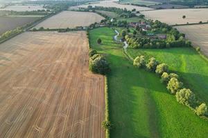 alto angolo Visualizza di mucche pascolo su campo contro cielo. bellissima alto angolo aereo Visualizza di animale azienda agricola a Britannico agricolo campo vicino Londra Inghilterra grande Gran Bretagna di UK foto