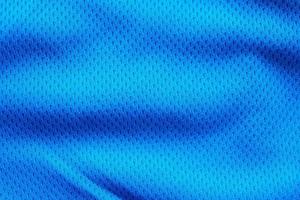 maglia da calcio in tessuto blu per abbigliamento sportivo con sfondo a trama in rete d'aria foto