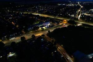 alto angolo Visualizza di Britannico autostrade con traffico. il aereo metraggio di Britannico strade e autostrade a fra m1 giunzione 7 e 9 a tramonto. il metraggio catturato su 09-07-2022 con di droni telecamera foto