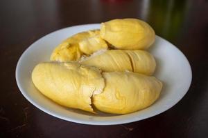 carne giallo durian re dei frutti sul piatto pronto da mangiare foto