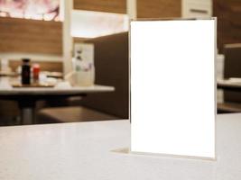 mock up cornice del menu sul tavolo nel ristorante caffetteria foto