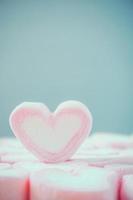 marshmallow a forma di cuore rosa per lo sfondo di San Valentino foto