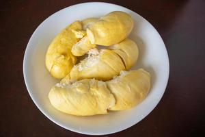 carne giallo durian re dei frutti sul piatto pronto da mangiare foto