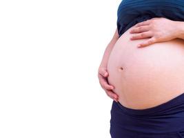 donna incinta asiatica isolata su sfondo bianco foto