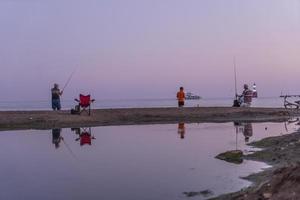pesca su il mare con tramonto foto