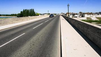 auto traffico su ponte al di sopra di loira fiume nel amboise foto