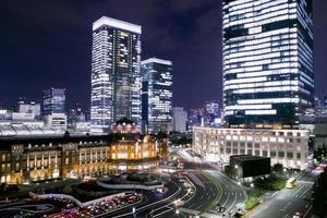 vista notturna della stazione di tokyo. foto