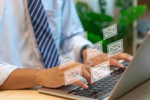 attività commerciale utilizzando e-mail marketing è uno quello invia su un' lotto di messaggi di posta elettronica o digitale newsletter per suo clienti.tecnologia in linea Internet annuncio pubblicitario concetto. foto