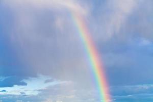 arcobaleno nel blu nuvoloso cielo foto