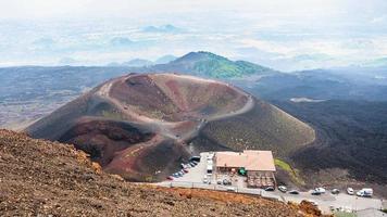sopra Visualizza su turista campo su etna vulcano foto
