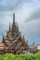 santuario di verità è un incompiuto indù-buddista tempio e Museo nel pattaya, Tailandia. esso era progettato di il tailandese uomo d'affari lek viriyaphan nel il ayutthaya stile. foto
