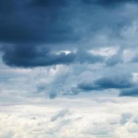 buio blu piovoso nuvole nel nuvoloso cielo foto