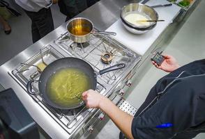 cucinando themometer misurare il grado olio o fritte nel il padella. foto