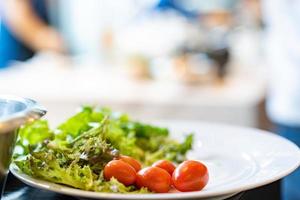 solo verde verdura e pomodoro su il bianca piatto su il sfocatura dietro decorare e preparare per il principale ingrediente pasto. foto