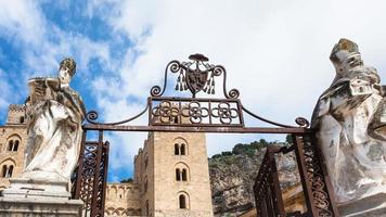 cancello di Cattedrale duomo di Cefalù nel sicilia foto