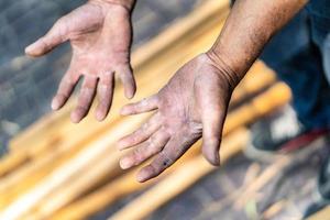 mano dell'operaio che lavora molto duramente nel campo del falegname edile e del fabbro. foto