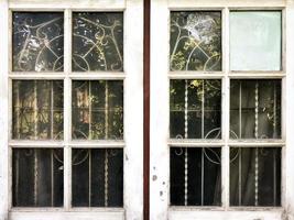 Vintage ▾ vecchio asiatico legna bianca finestra con vecchio erba e griglia foto